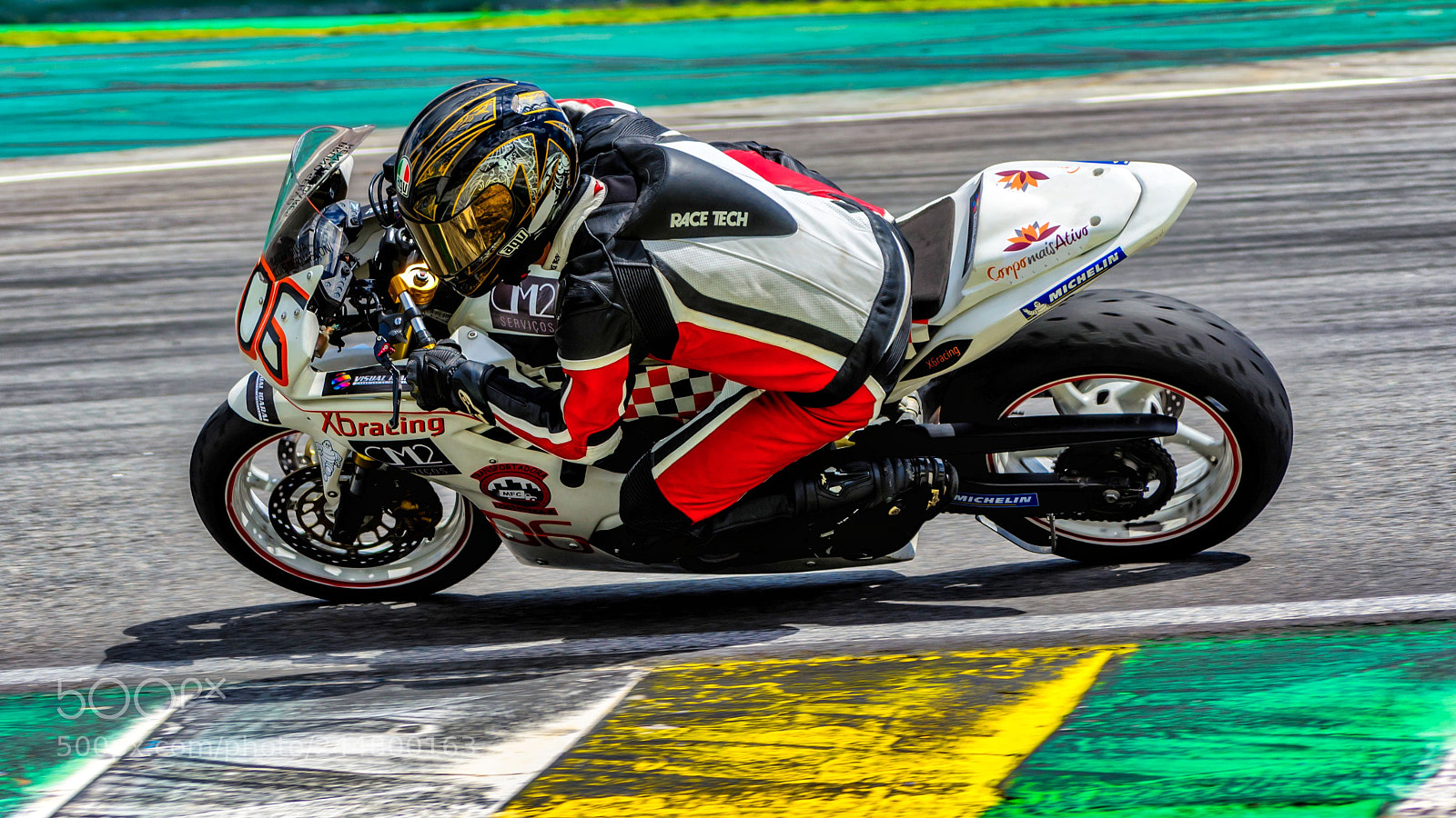 Nikon D5100 sample photo. Golden helmet - interlagos photography