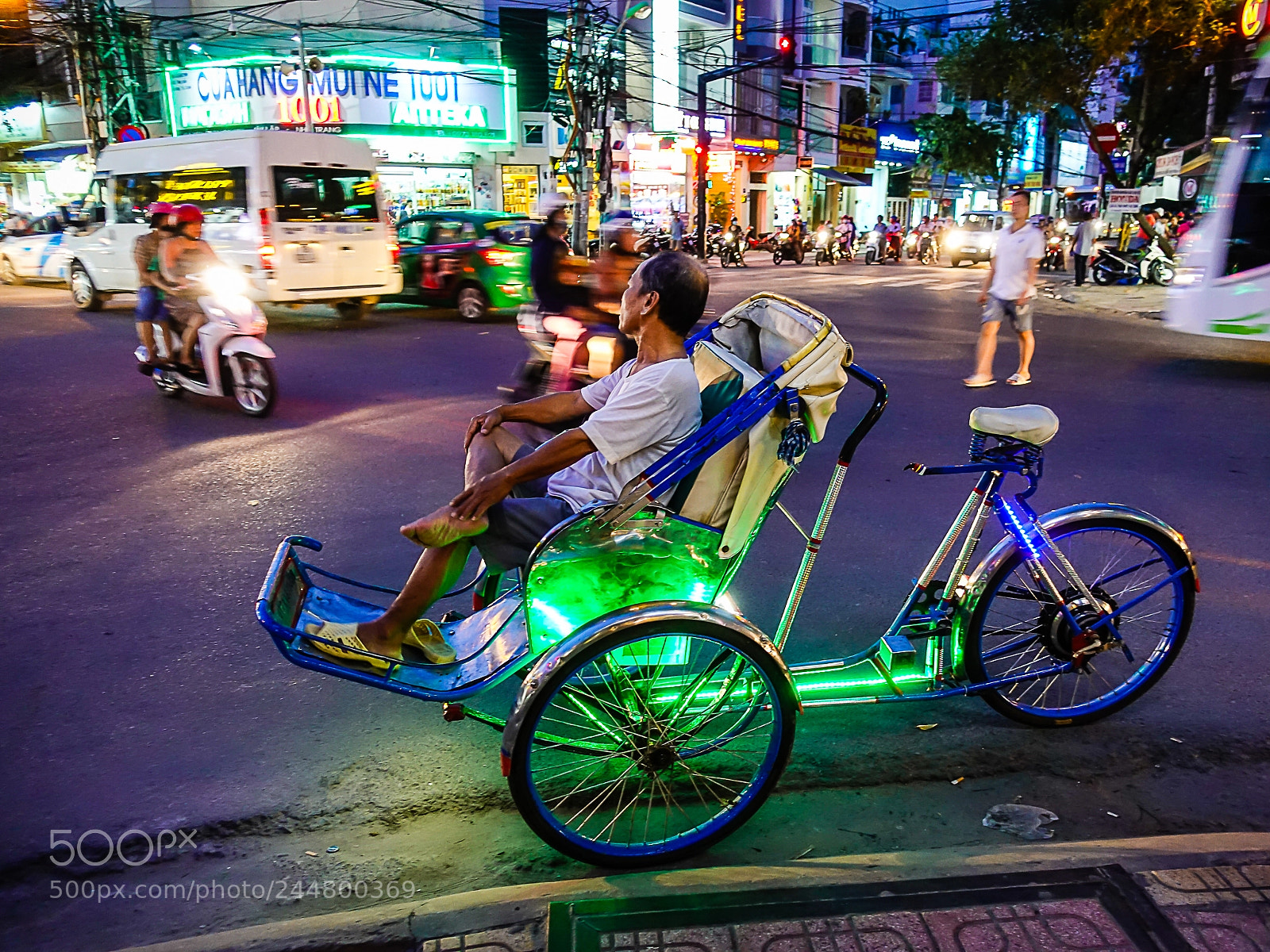 Sony DSC-RX100M5 sample photo. A driver rests on photography