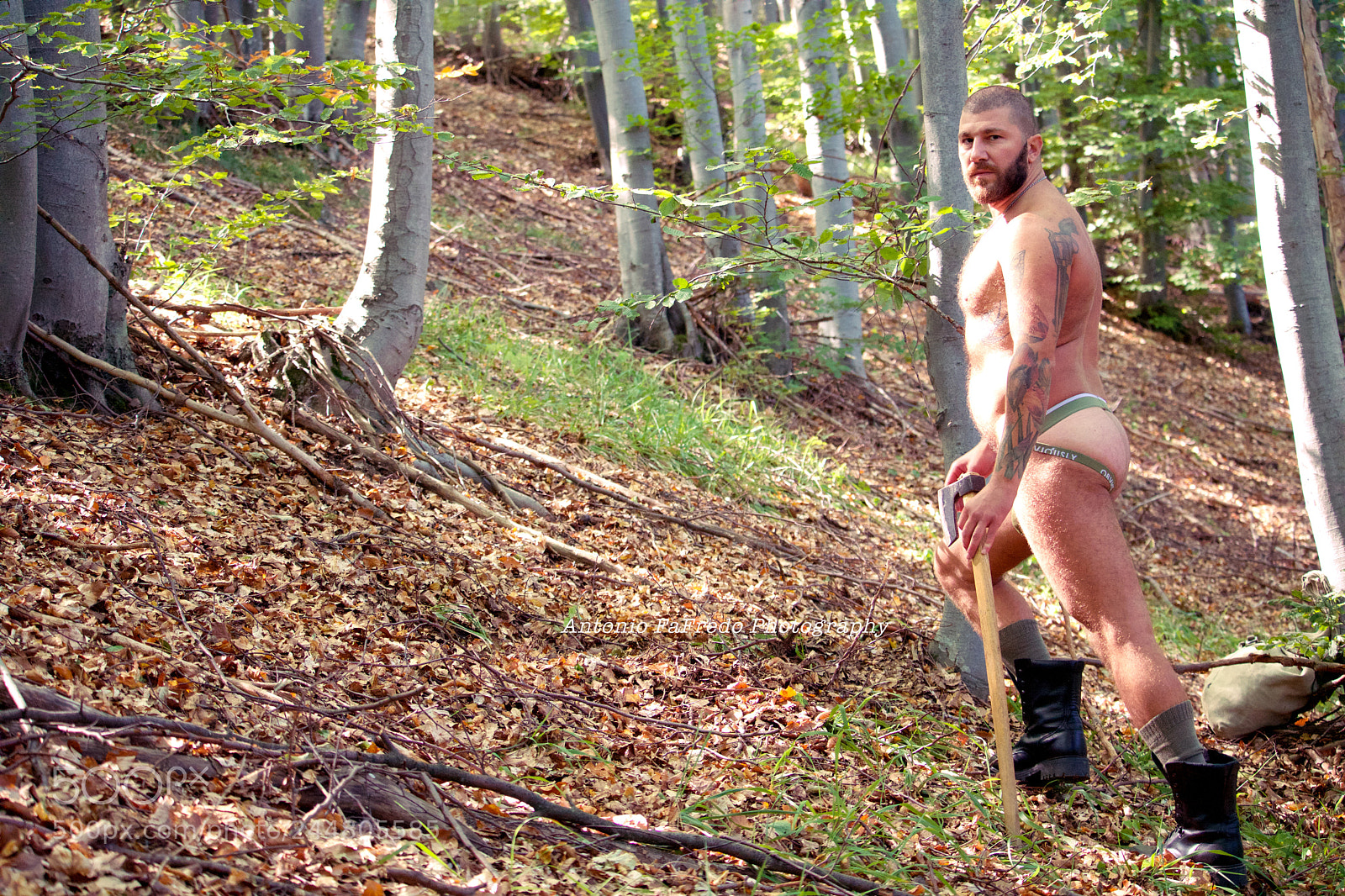 Canon EOS 750D (EOS Rebel T6i / EOS Kiss X8i) sample photo. Woodcutter in his pink photography