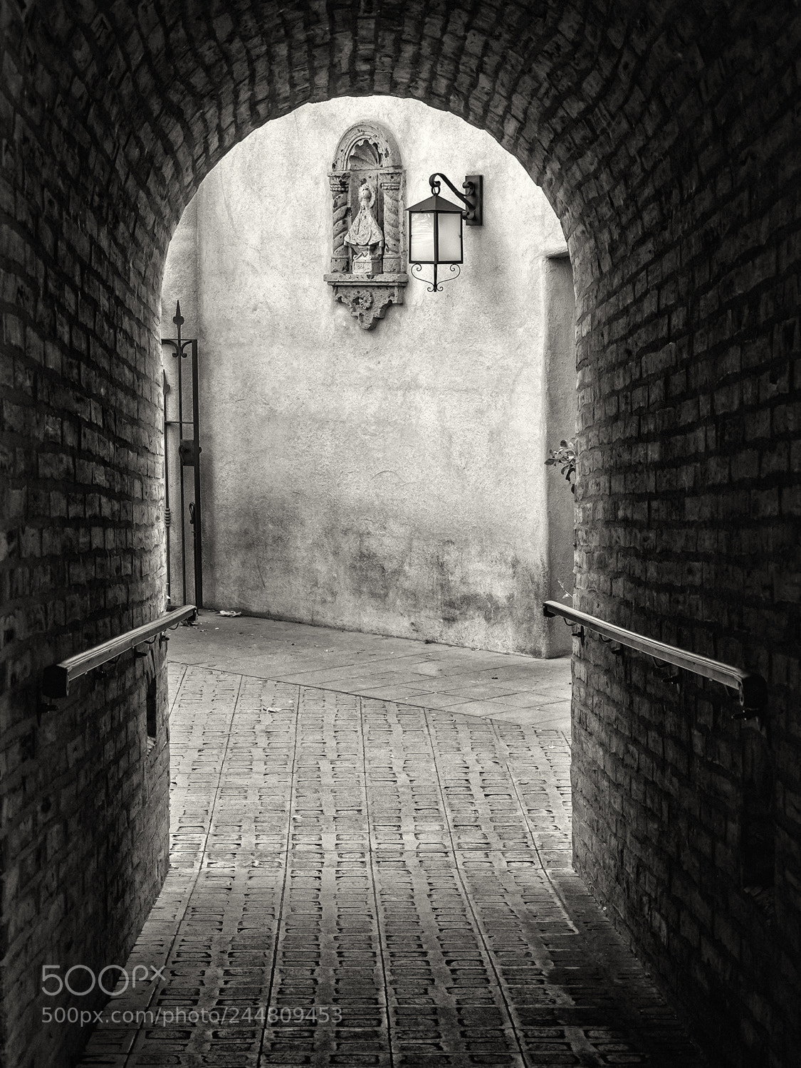 Olympus OM-D E-M1 Mark II sample photo. Courtyard shrine photography