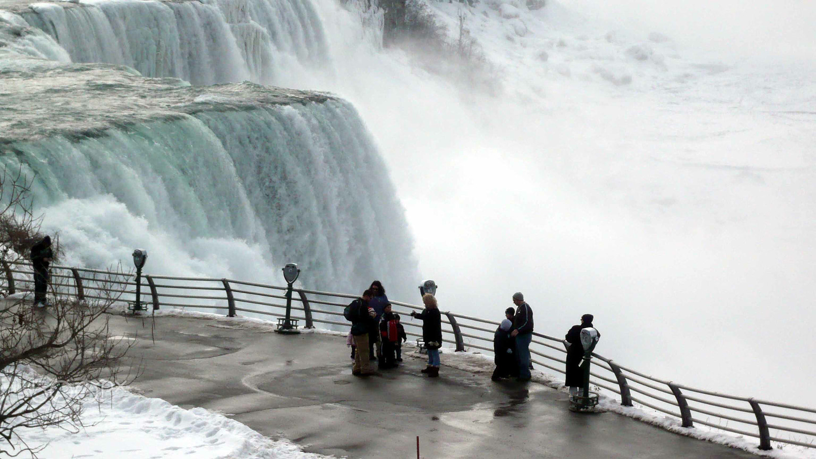 Panasonic DMC-FX30 sample photo. People at niagara falls photography