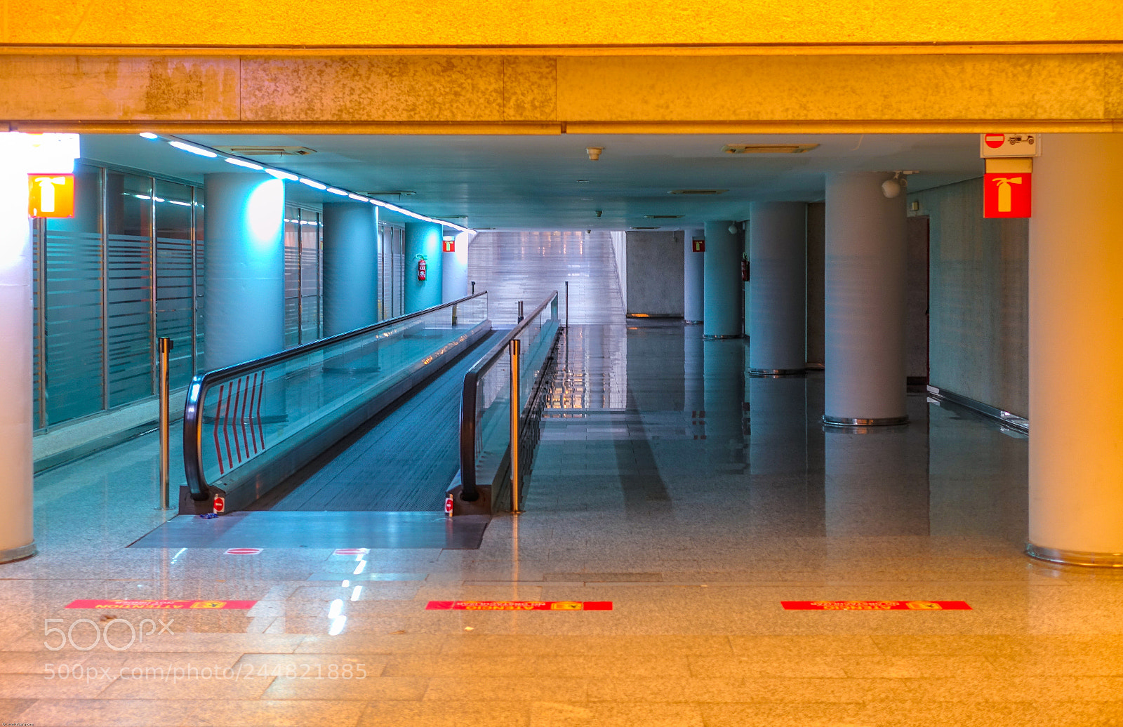 Sony Cyber-shot DSC-RX100 III sample photo. Airport colours photography