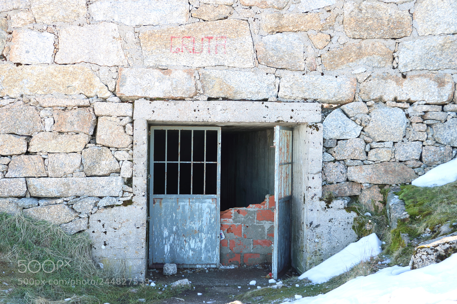 Canon EOS 750D (EOS Rebel T6i / EOS Kiss X8i) sample photo. Old cavern photography