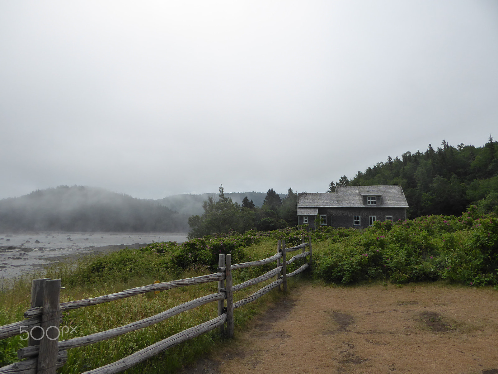 Panasonic Lumix DMC-ZS50 (Lumix DMC-TZ70) sample photo. A remote cottage near the river photography