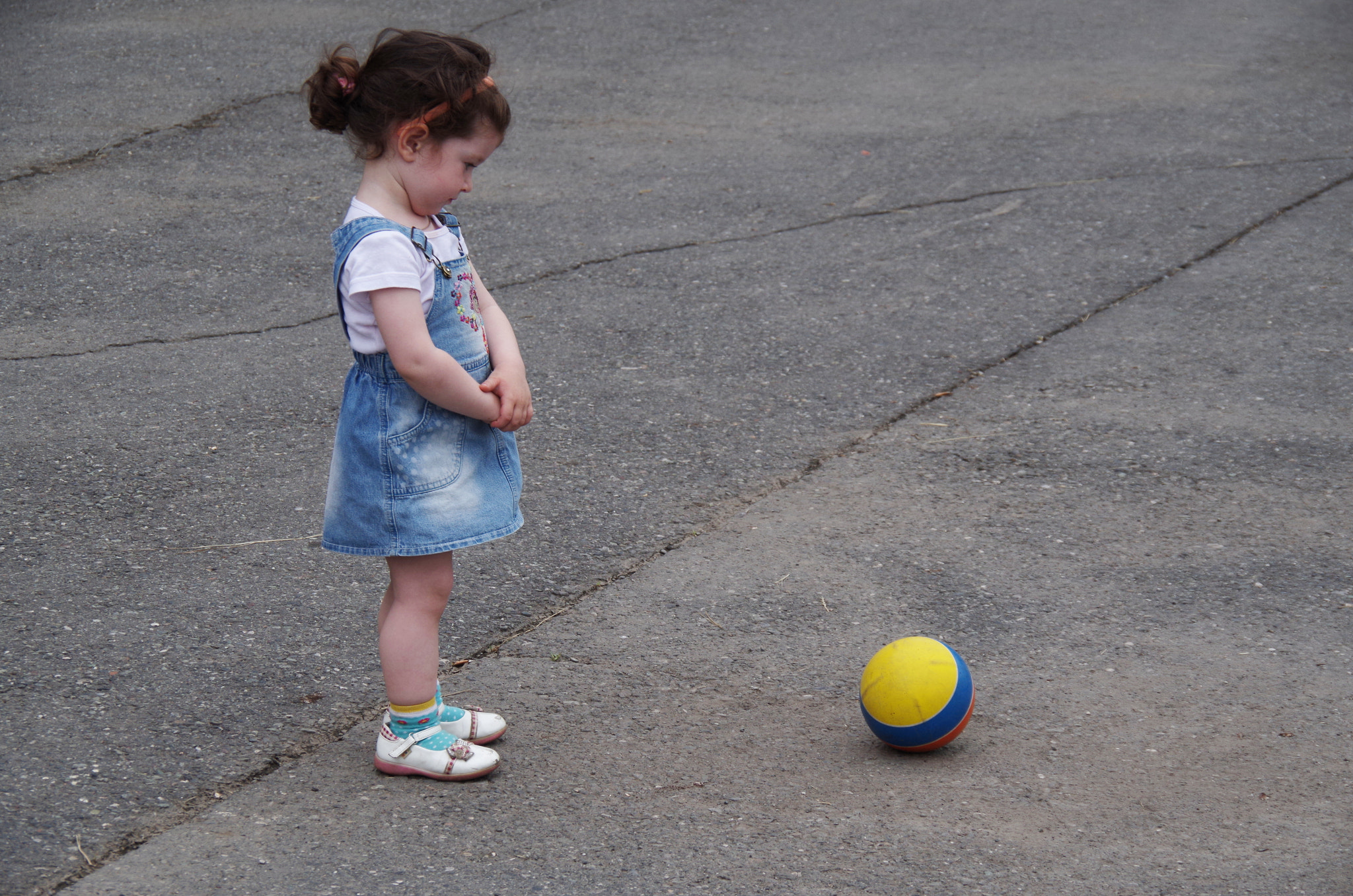 Pentax K-30 sample photo. Little girl and little ball photography