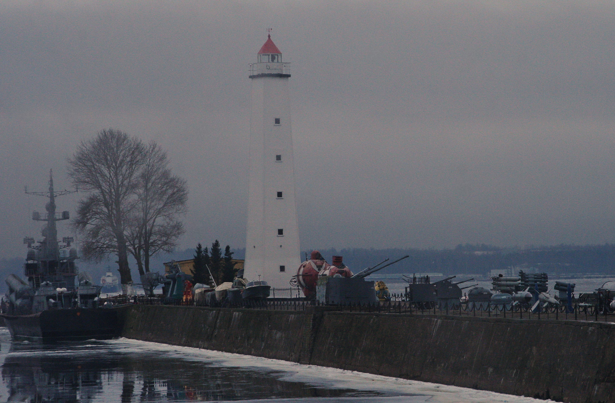 Canon EOS 1000D (EOS Digital Rebel XS / EOS Kiss F) sample photo. Lighthouse in kronstadt photography