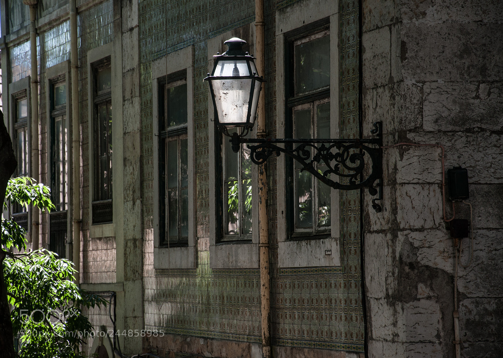 Nikon D5000 sample photo. Lisbon lantern photography
