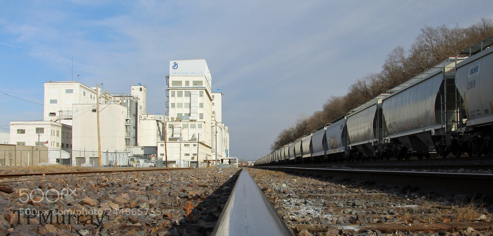 Canon EOS 600D (Rebel EOS T3i / EOS Kiss X5) sample photo. Along the rail photography