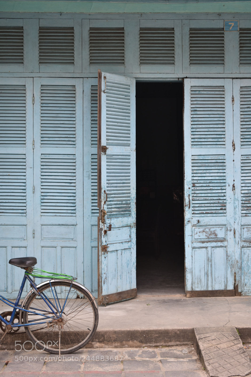 Nikon D3400 sample photo. Bicycle and colonial house photography