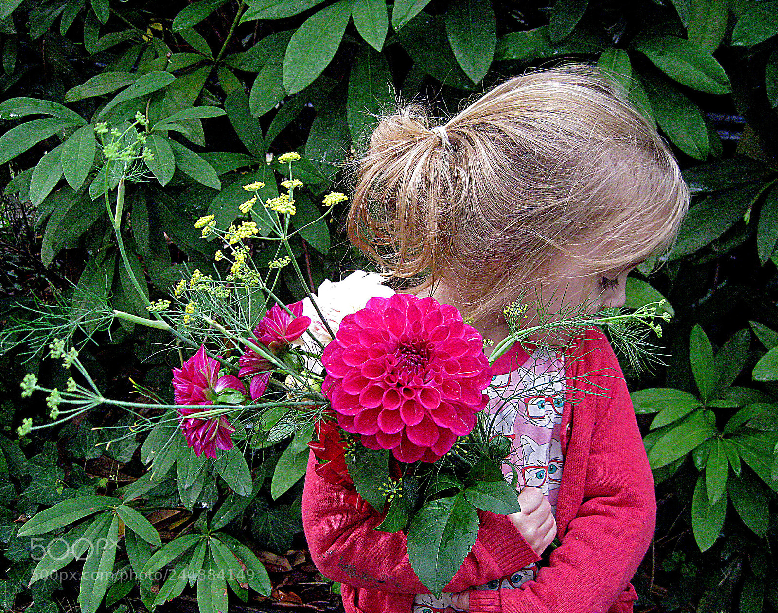 Canon DIGITAL IXUS 960 IS sample photo. A bouquet for grandma photography