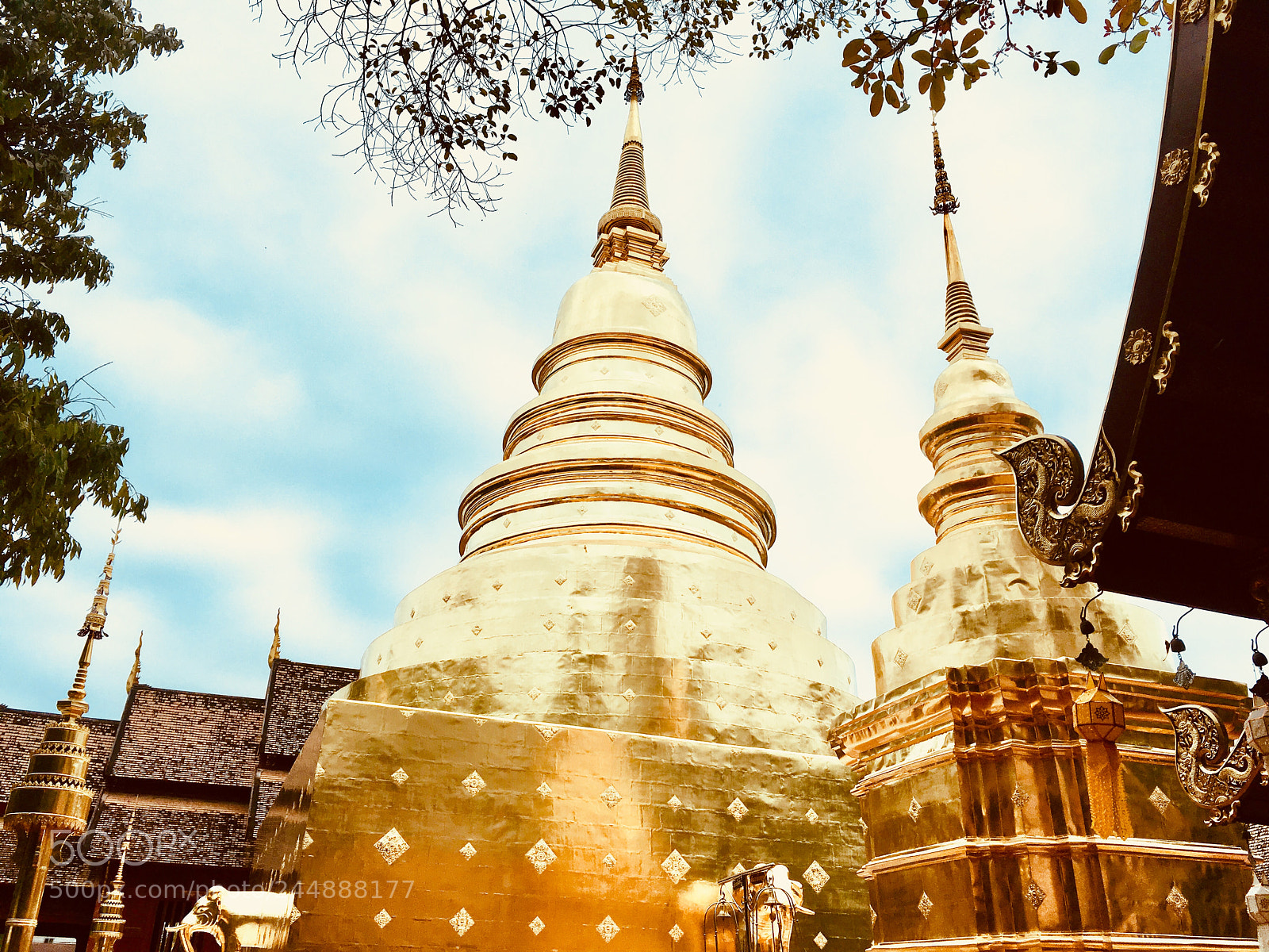 Apple iPhone SE sample photo. Golden pagoda in chiang photography
