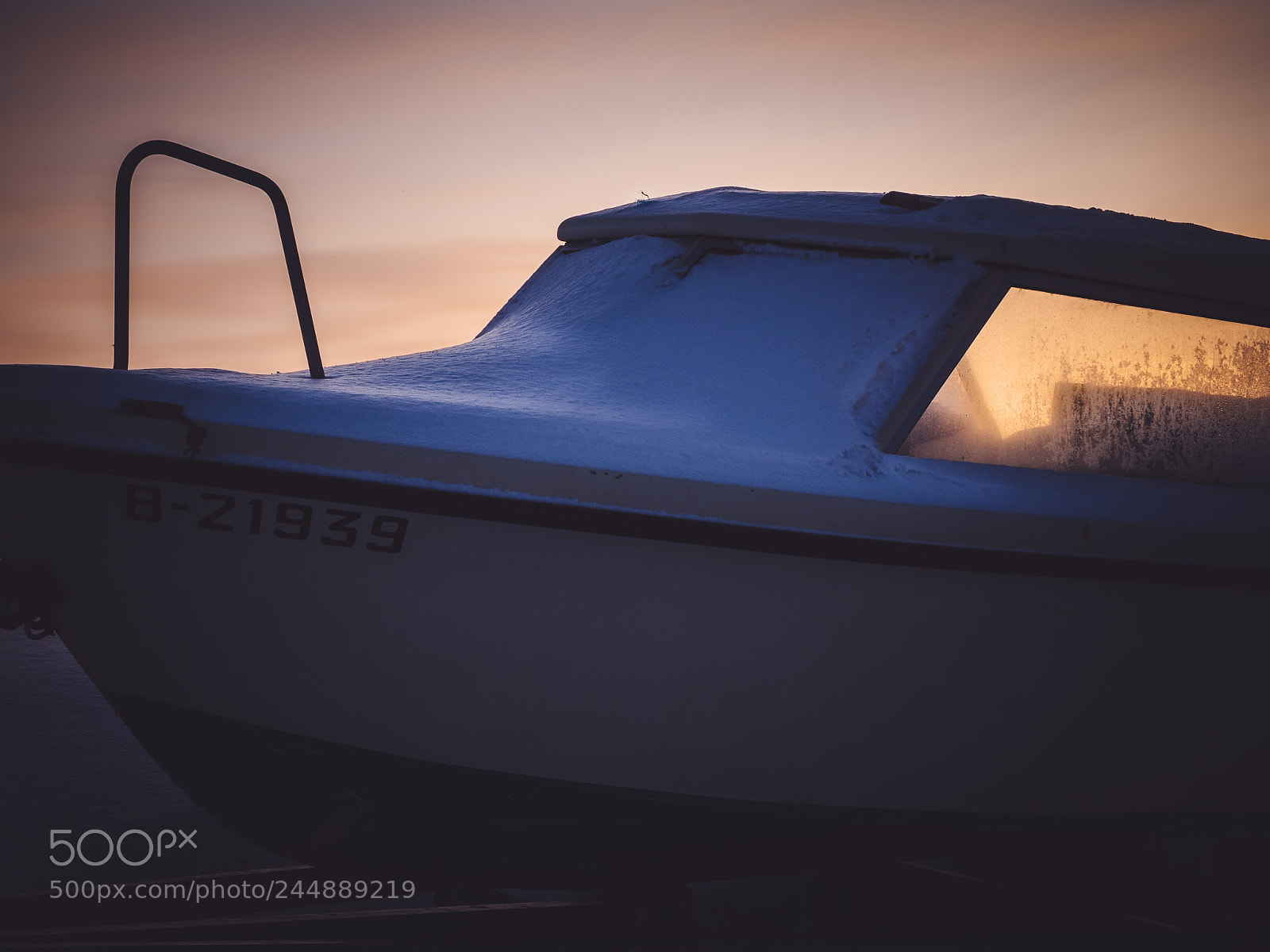 Olympus OM-D E-M5 II sample photo. Lonely boat ... missing photography