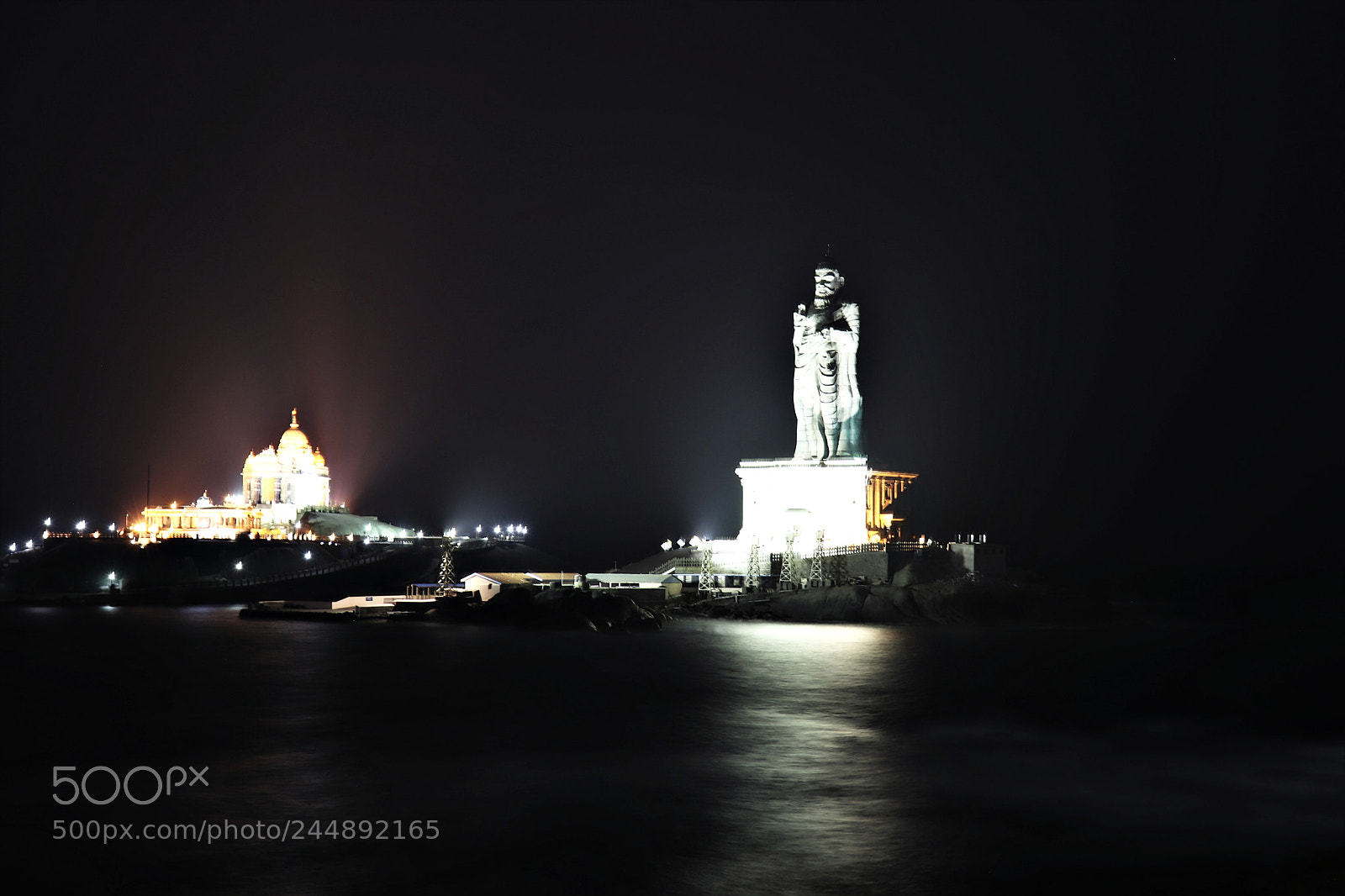 Canon EOS 200D (EOS Rebel SL2 / EOS Kiss X9) sample photo. Halcyon statue and memorial photography