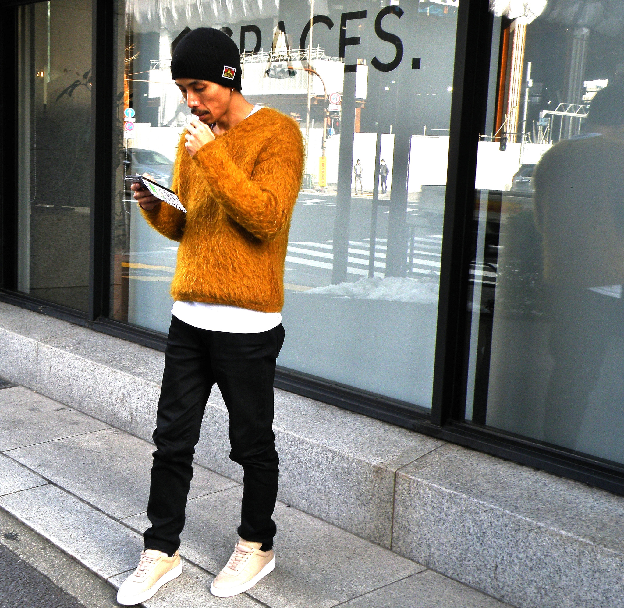 Olympus SP570UZ sample photo. A man in a yellow sweater photography