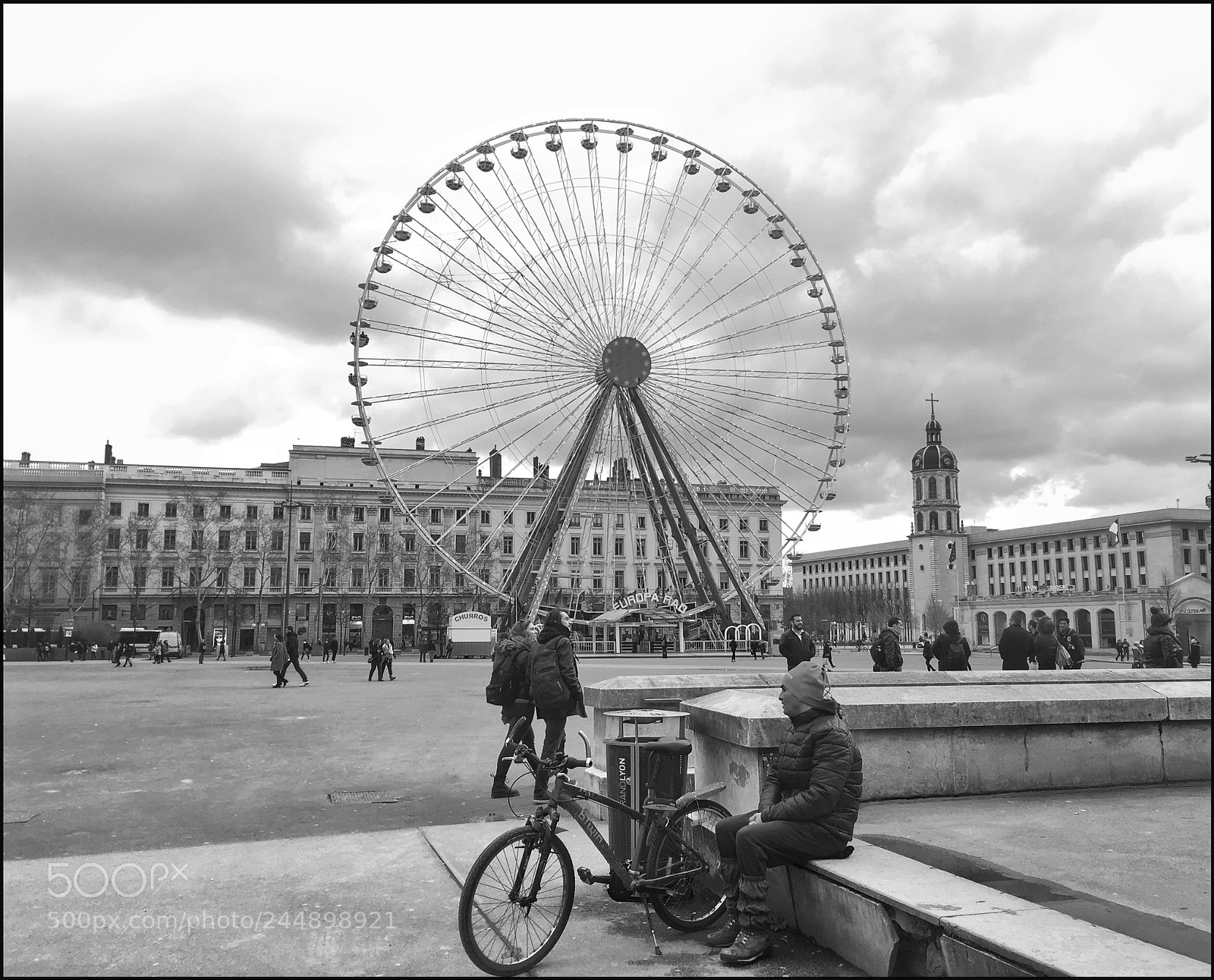 Apple iPhone SE sample photo. Place bellecour, lyon photography