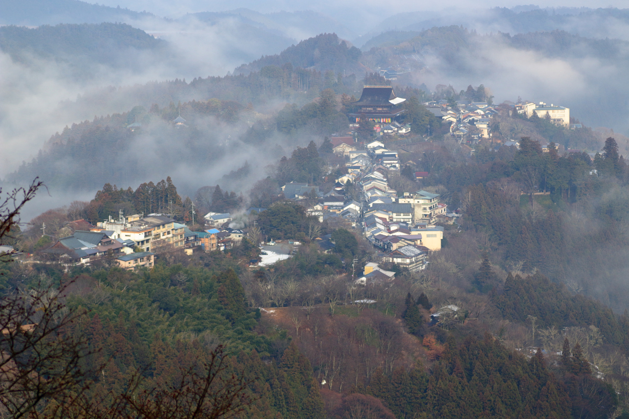 Canon EOS 100D (EOS Rebel SL1 / EOS Kiss X7) + Tamron SP AF 90mm F2.8 Di Macro sample photo. Town on ridge photography