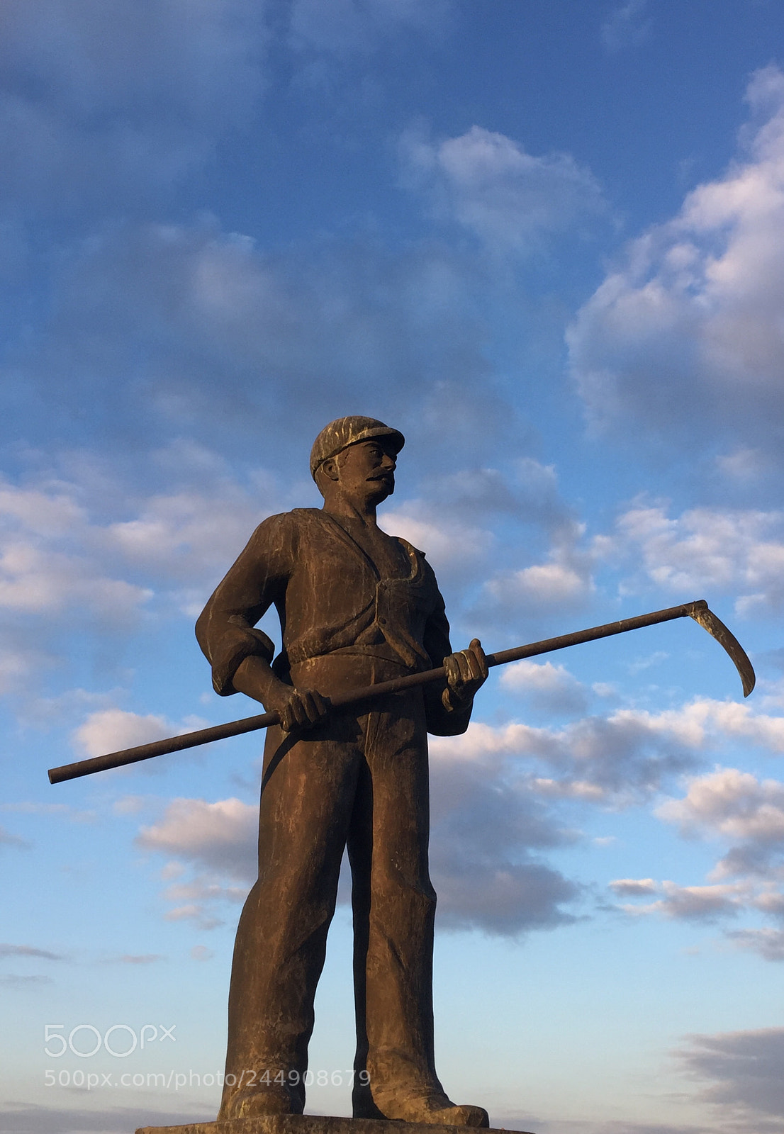 Apple iPhone 6 Plus sample photo. Statue of a farmer photography