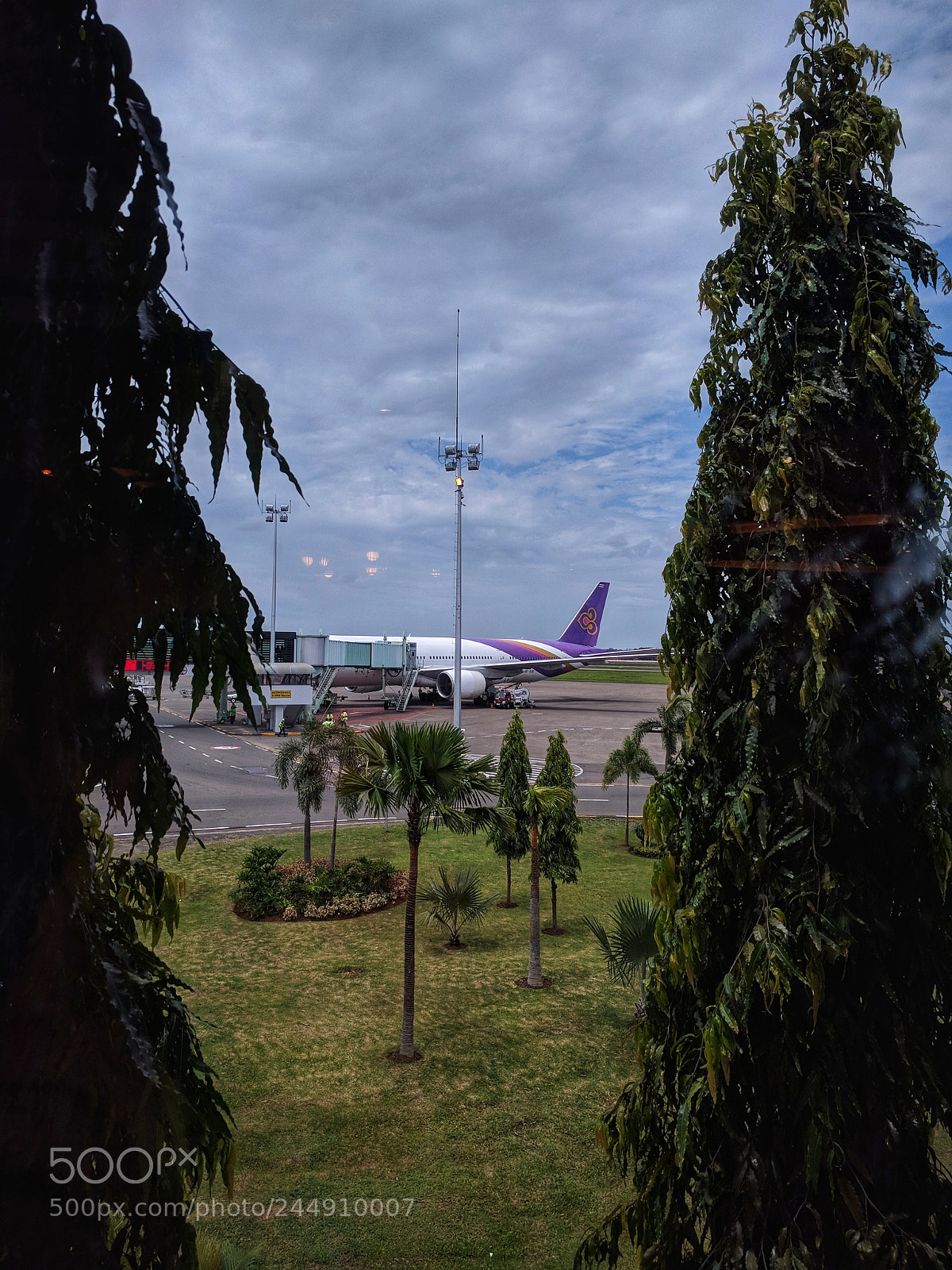 Google Nexus 6P sample photo. Thai airways approaching photography