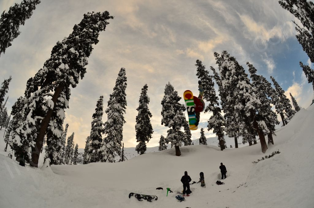 Nikon AF DX Fisheye-Nikkor 10.5mm F2.8G ED sample photo. Gulmarg snowboarding photography