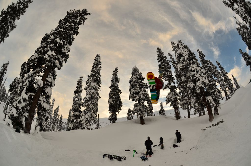 Nikon D7000 + Nikon AF DX Fisheye-Nikkor 10.5mm F2.8G ED sample photo. Gulmarg snowboarding photography