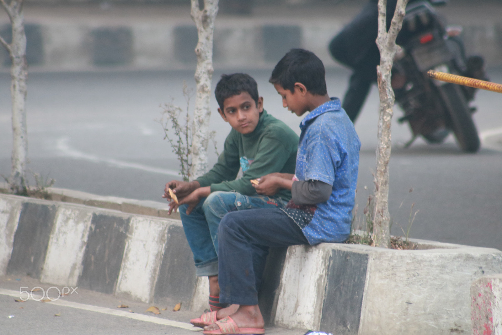 Canon EOS 750D (EOS Rebel T6i / EOS Kiss X8i) + EF75-300mm f/4-5.6 sample photo. Street children photography