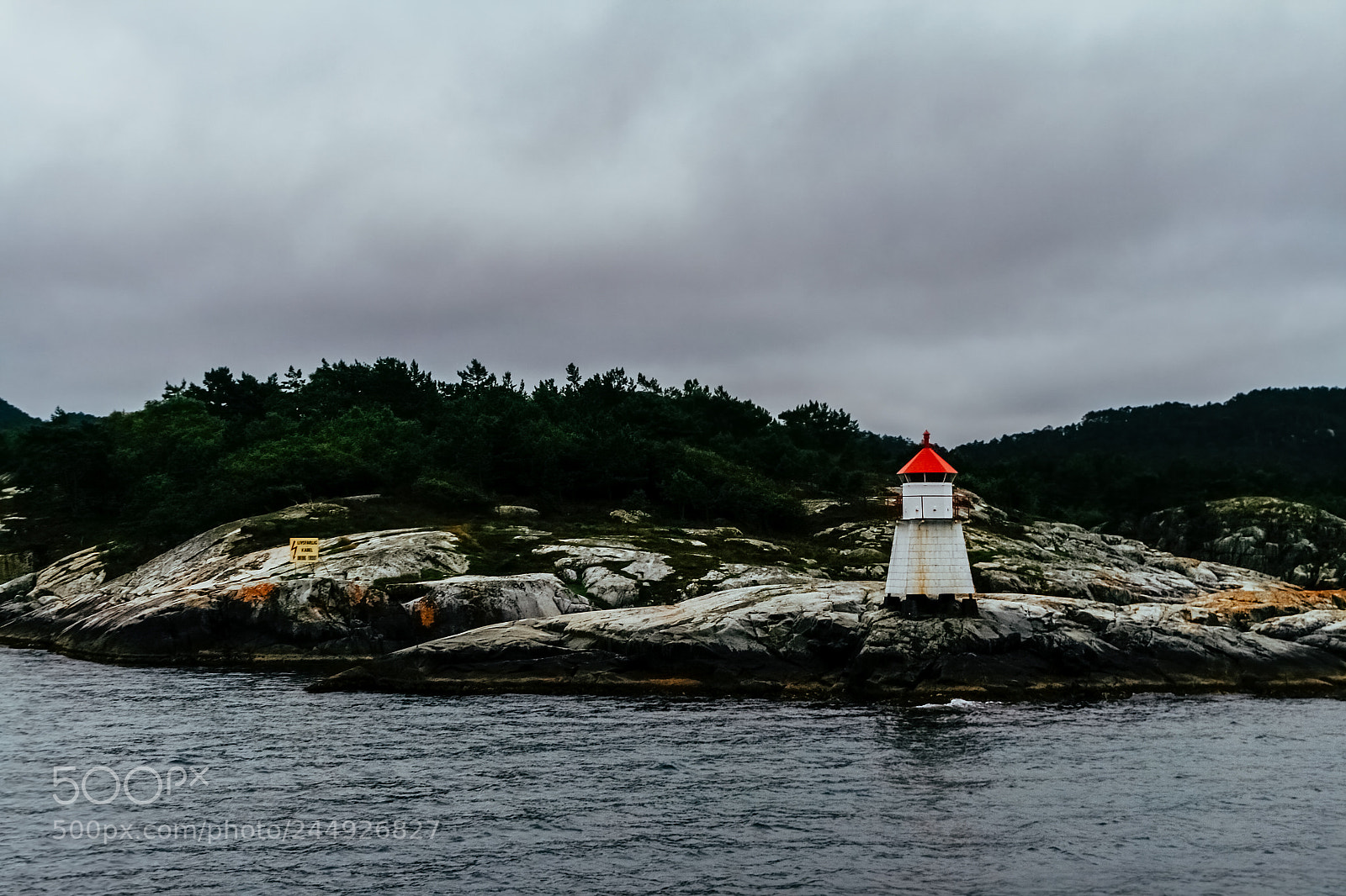 Canon EOS 400D (EOS Digital Rebel XTi / EOS Kiss Digital X) sample photo. Lighthouse in norway photography