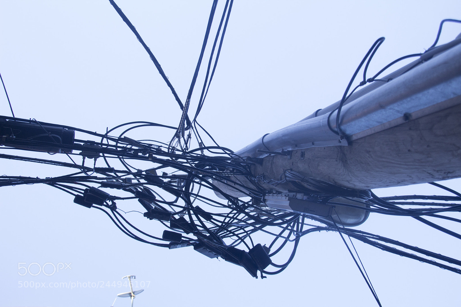Canon EOS 1200D (EOS Rebel T5 / EOS Kiss X70 / EOS Hi) sample photo. Crazy wires. 瘋狂的電線。 alambres locos クレイジーワイヤー。 photography