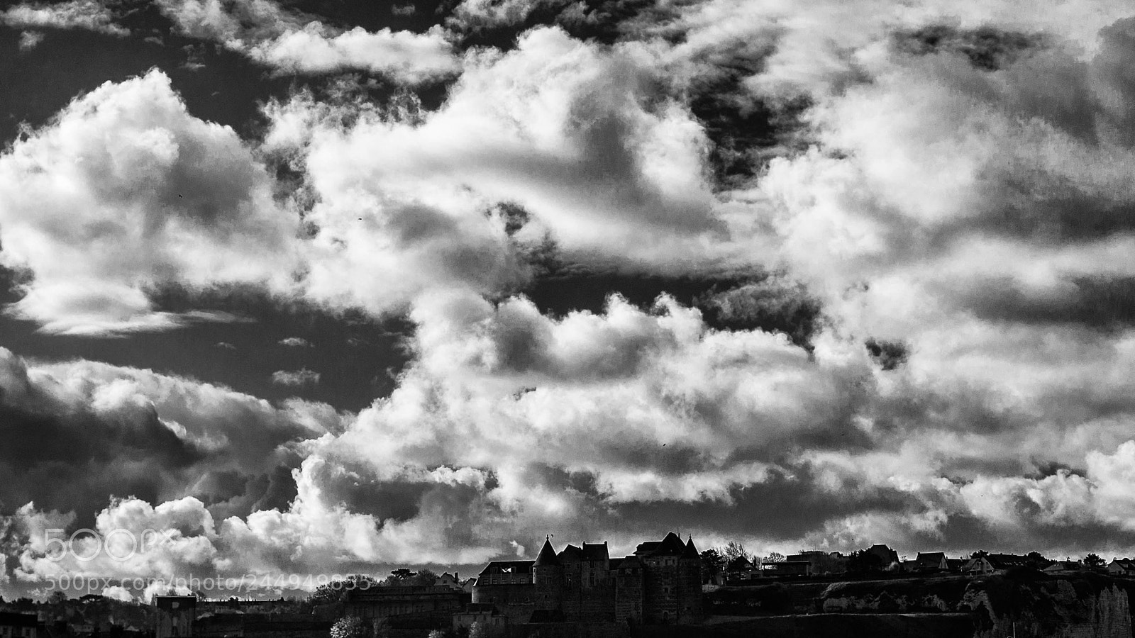 Olympus OM-D E-M10 II sample photo. Menace sur la ville photography