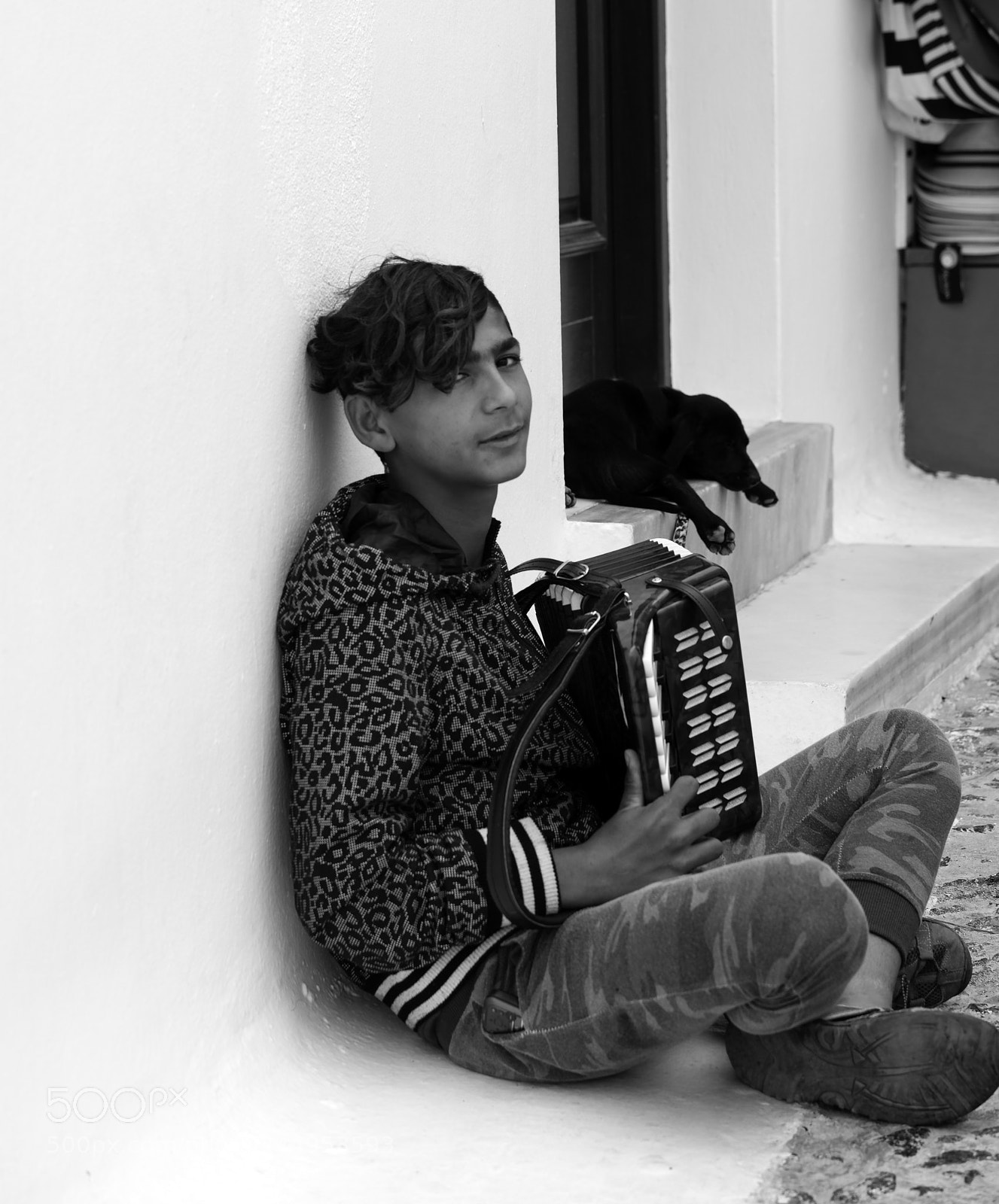 Canon EOS 5DS sample photo. Street-corner accordion player photography