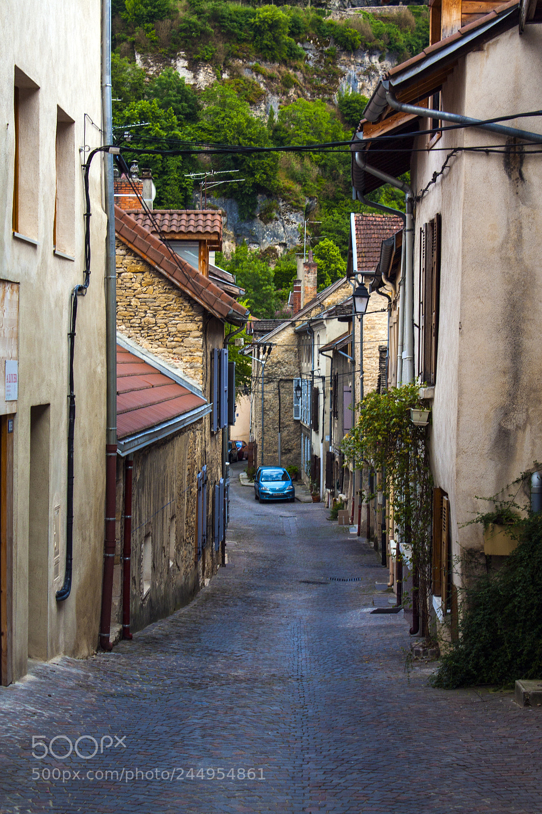 Canon EOS 450D (EOS Rebel XSi / EOS Kiss X2) sample photo. Narrow cremieu street, france photography