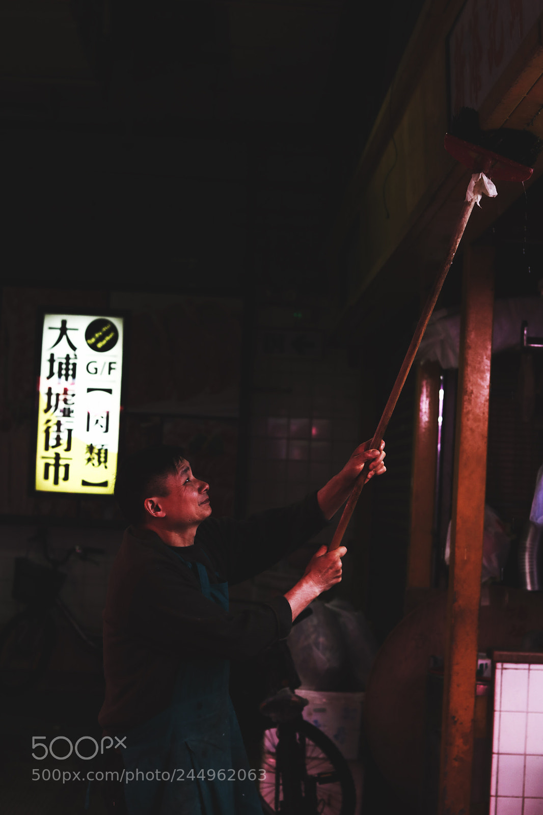 Canon EOS 760D (EOS Rebel T6s / EOS 8000D) sample photo. Cleaning his “house" photography