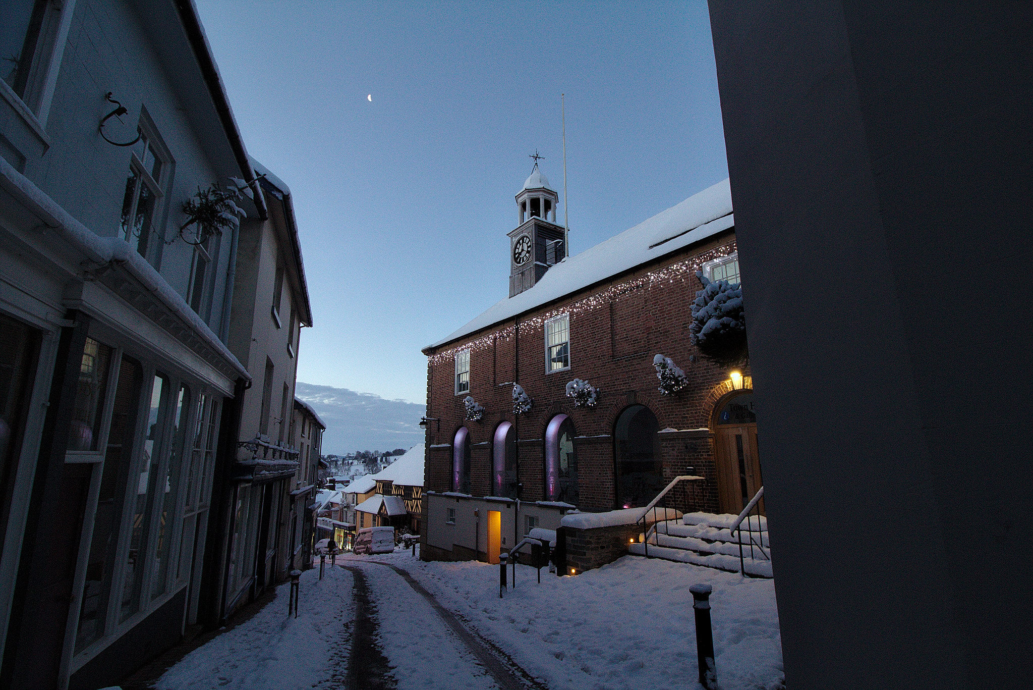 Canon EOS 100D (EOS Rebel SL1 / EOS Kiss X7) + Canon EF-S 10-18mm F4.5–5.6 IS STM sample photo. Bishops castle town hall (snow of december 2017). photography