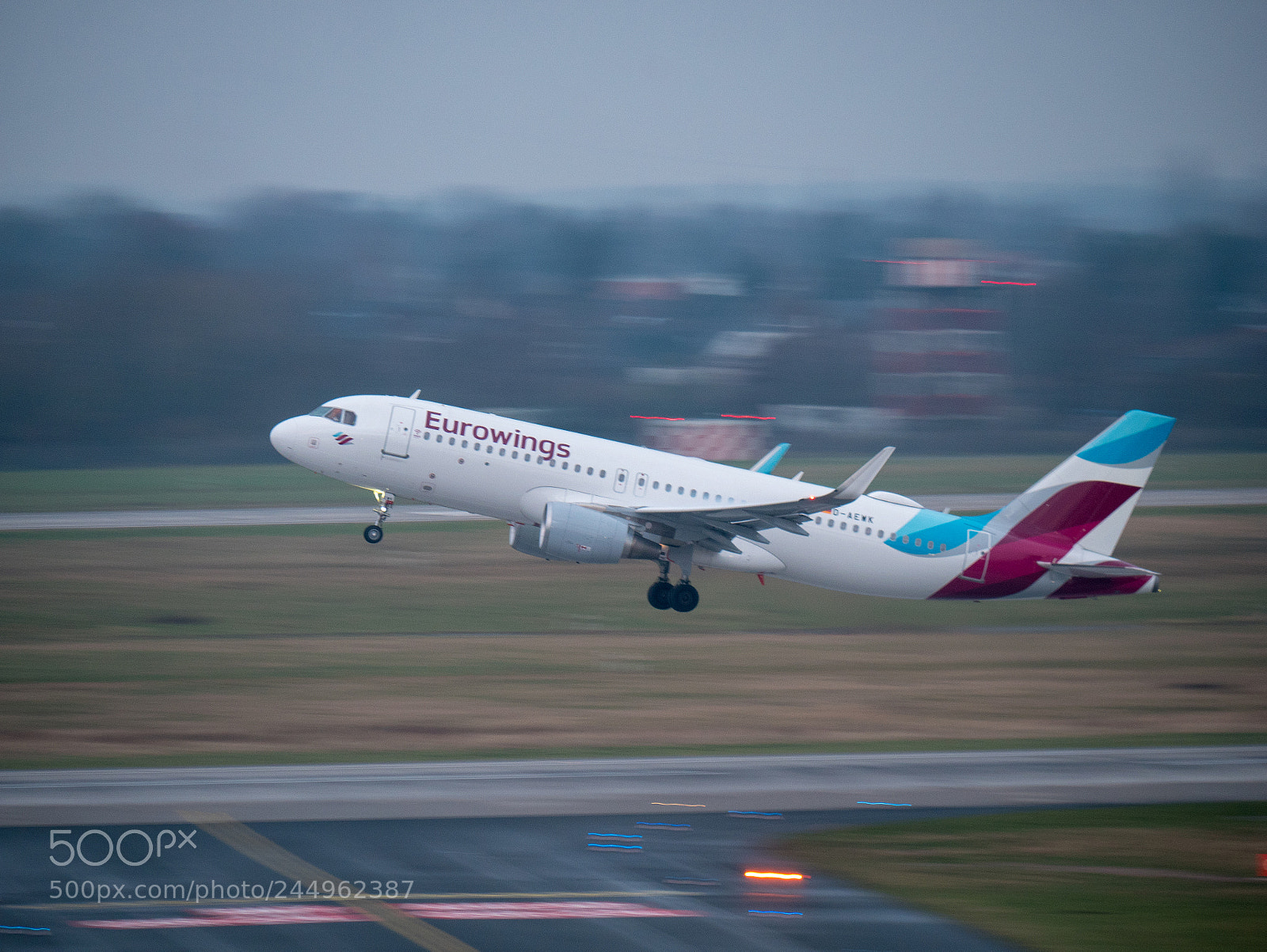 Panasonic Lumix DMC-GX85 (Lumix DMC-GX80 / Lumix DMC-GX7 Mark II) sample photo. Ein airbus a320 der photography