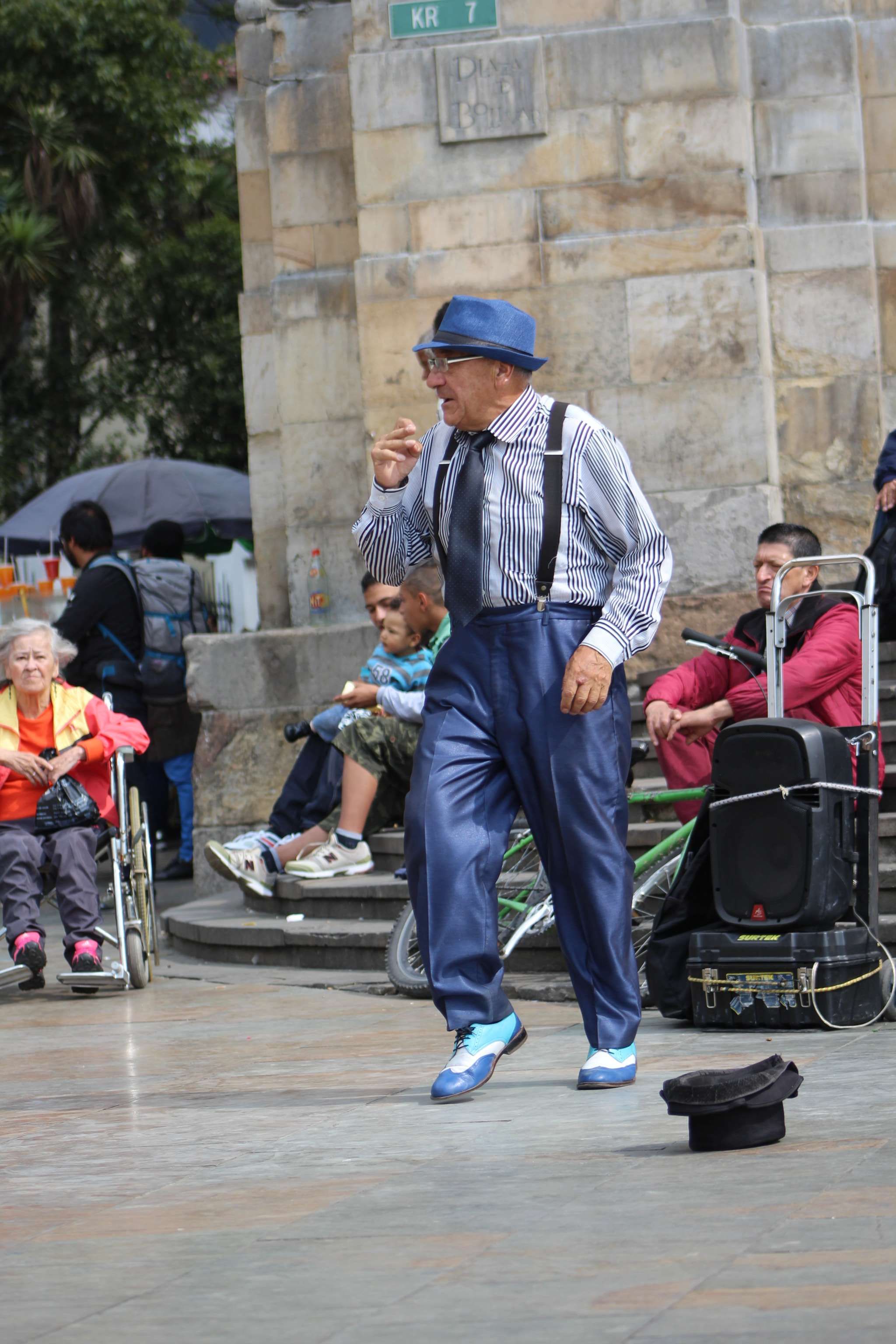 Canon EOS 1200D (EOS Rebel T5 / EOS Kiss X70 / EOS Hi) + EF75-300mm f/4-5.6 sample photo. ¿quién es viejo para bailar? photography