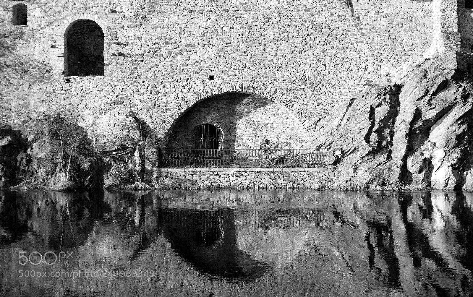 Canon EOS 550D (EOS Rebel T2i / EOS Kiss X4) sample photo. Water and stone. photography