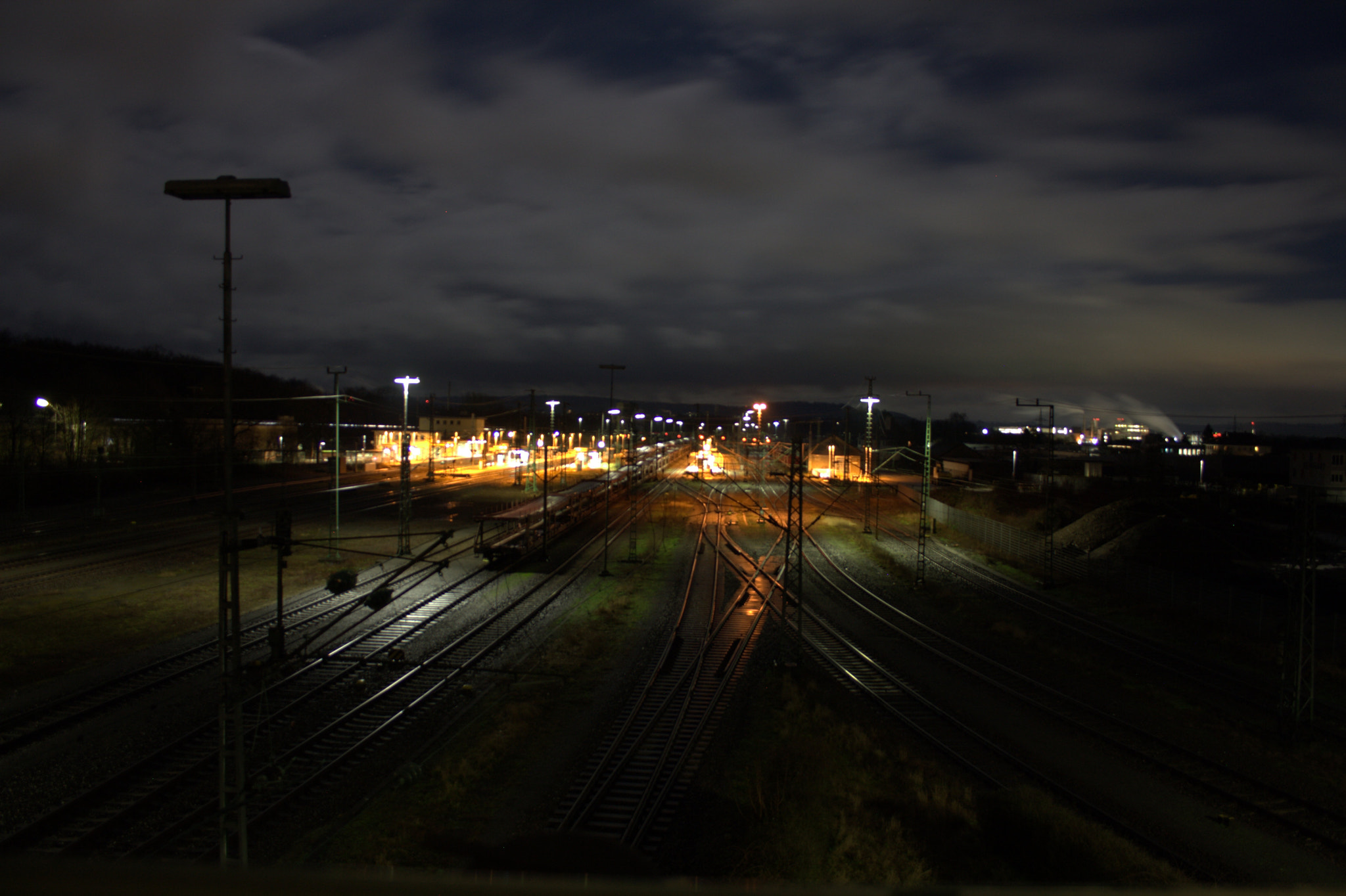 Canon EF-S 18-55mm F3.5-5.6 II sample photo. Bahnhof bei nacht photography