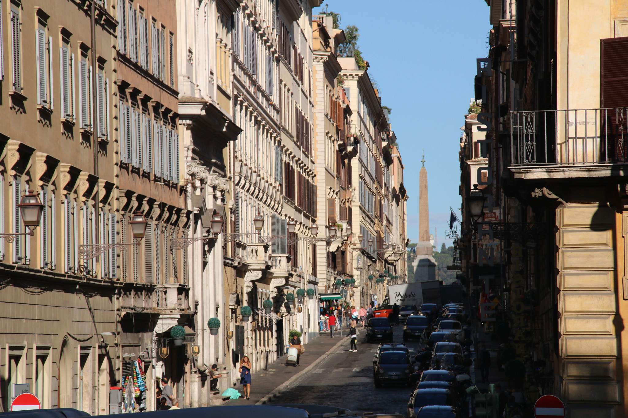 Canon EOS 760D (EOS Rebel T6s / EOS 8000D) + Sigma 18-200mm f/3.5-6.3 DC OS sample photo. Crowded city streets photography