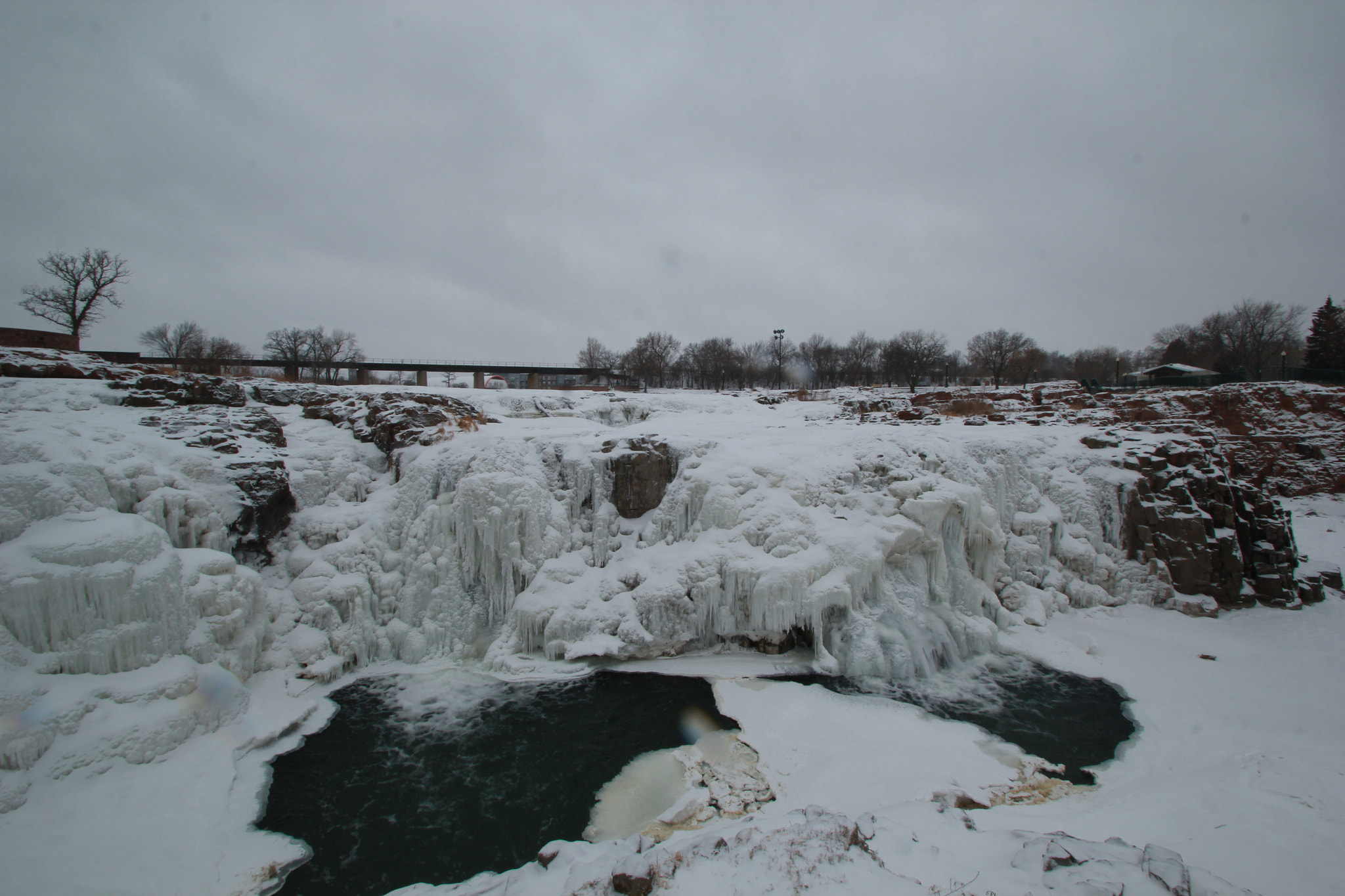 Canon EOS 550D (EOS Rebel T2i / EOS Kiss X4) + Sigma 10-20mm F3.5 EX DC HSM sample photo. Frozen falls photography