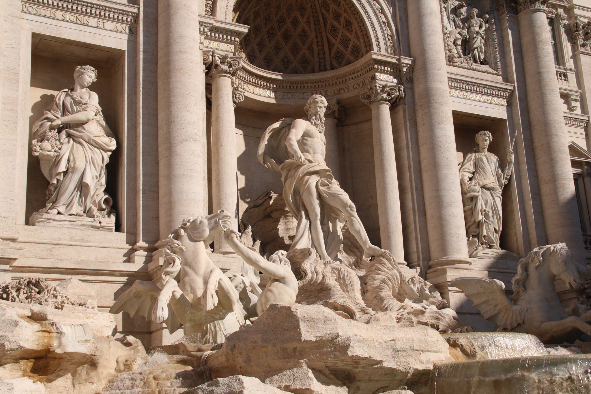 Canon EOS 760D (EOS Rebel T6s / EOS 8000D) + Sigma 18-200mm f/3.5-6.3 DC OS sample photo. Trevi fountain photography