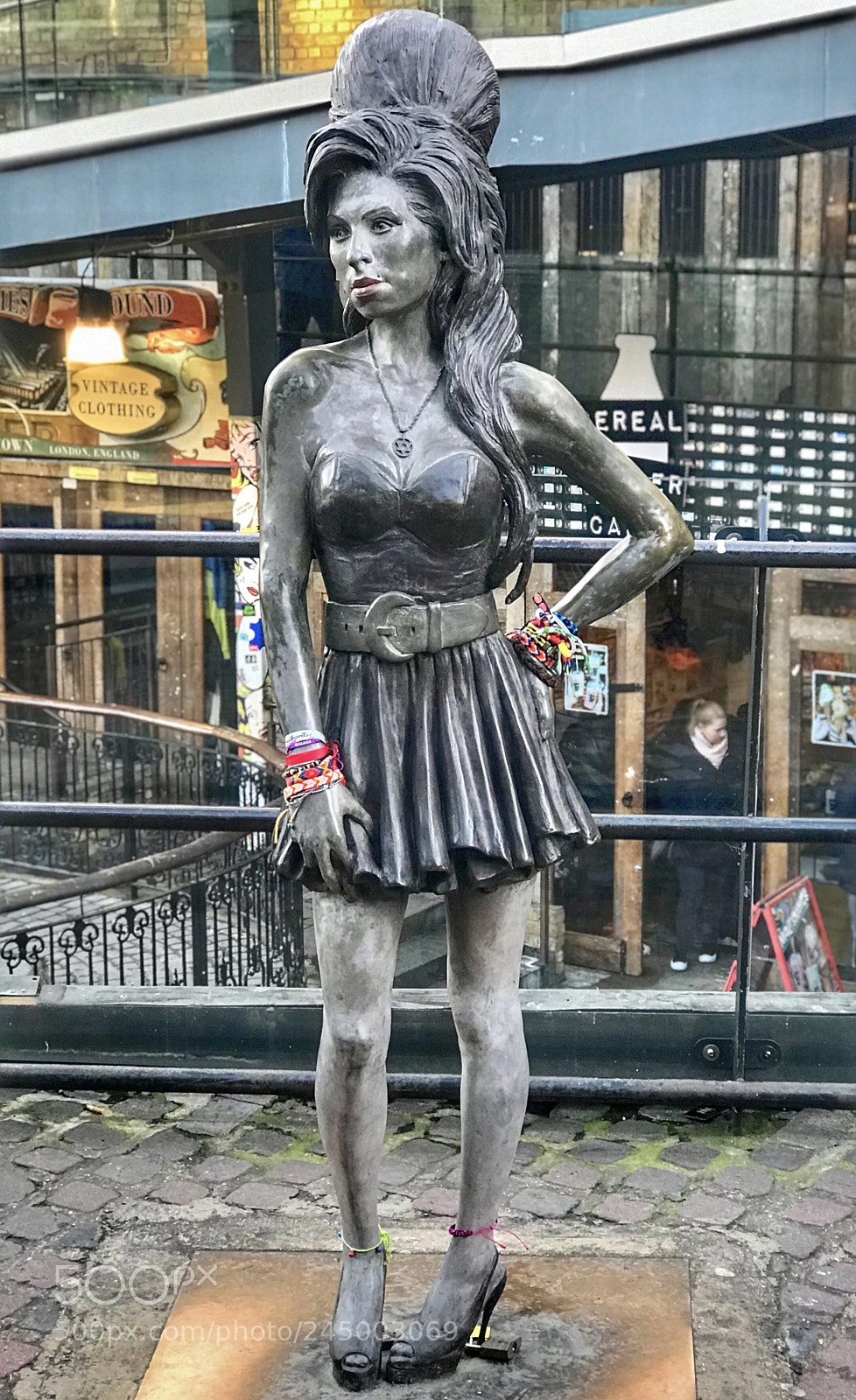 Apple iPhone 7 Plus sample photo. Amy winehouse statue in photography