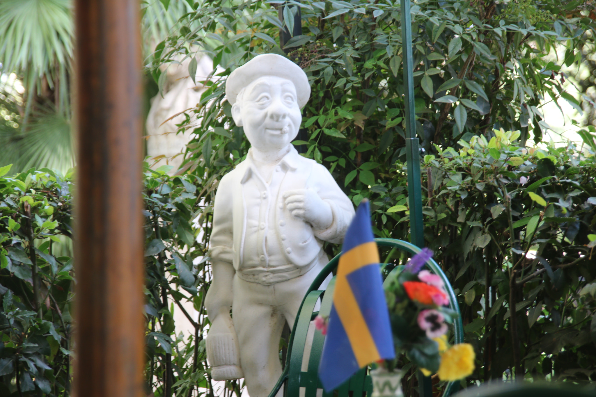 Sigma 18-200mm f/3.5-6.3 DC OS sample photo. Cafe statue photography