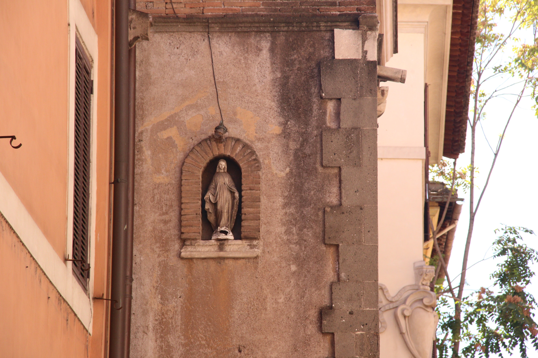 Sigma 18-200mm f/3.5-6.3 DC OS sample photo. Virgin of the wall photography