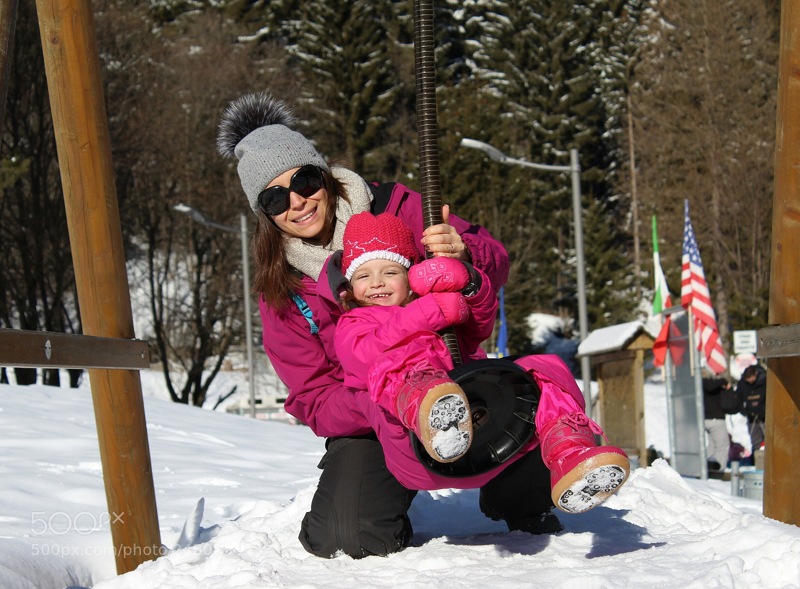 Canon EOS 1300D (EOS Rebel T6 / EOS Kiss X80) sample photo. Family on the snow photography