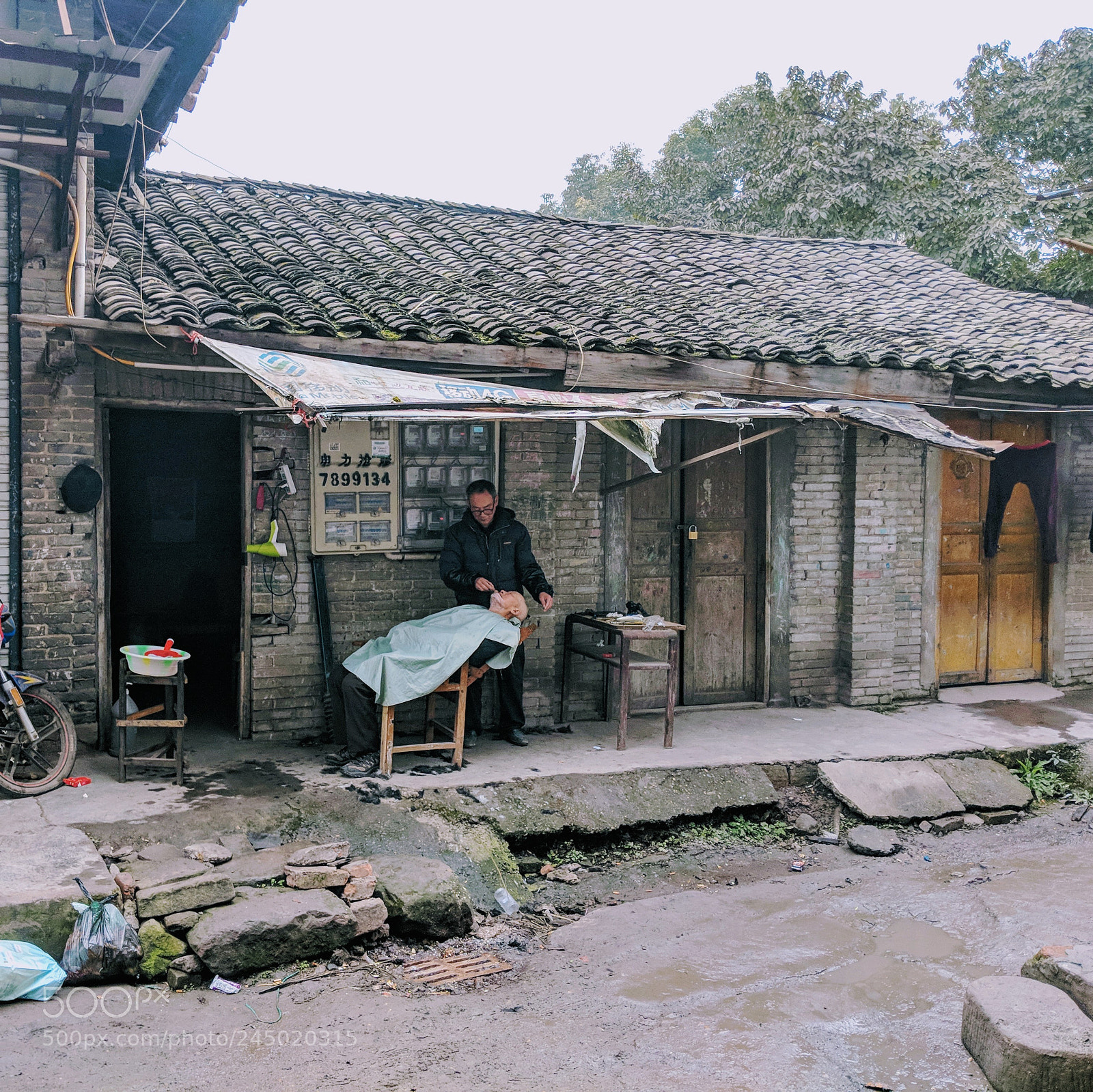 Google Pixel 2 sample photo. Traditional chinese haircutting photography