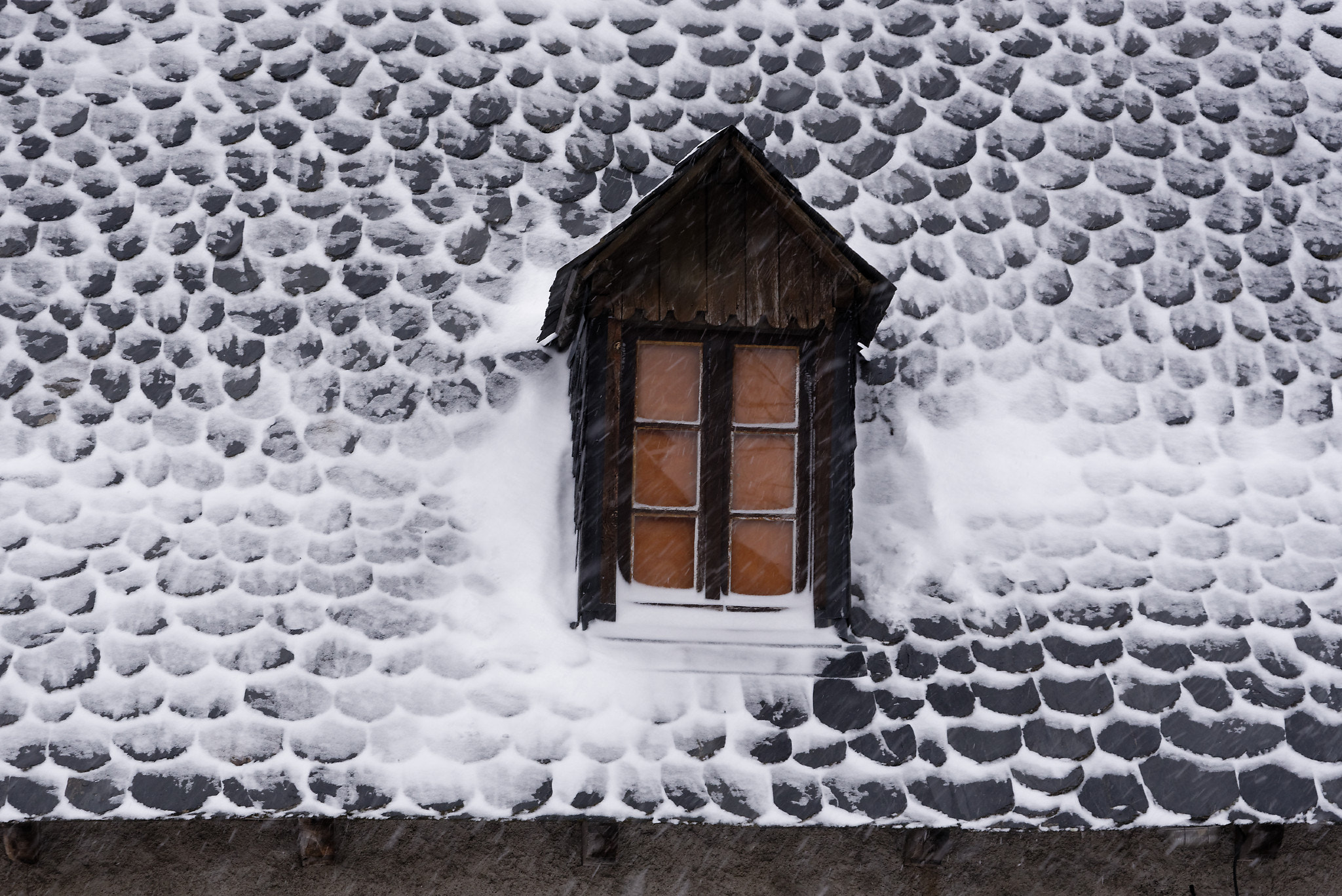 Nikon AF Nikkor 24-85mm F2.8-4D IF sample photo. Dormer roof under snow photography