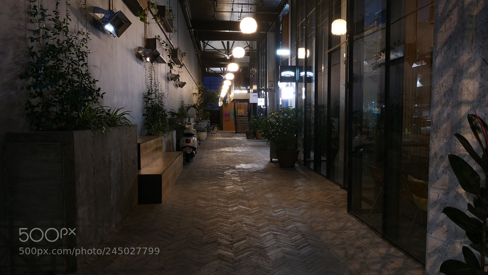 Panasonic Lumix DC-G9 sample photo. Alley photography