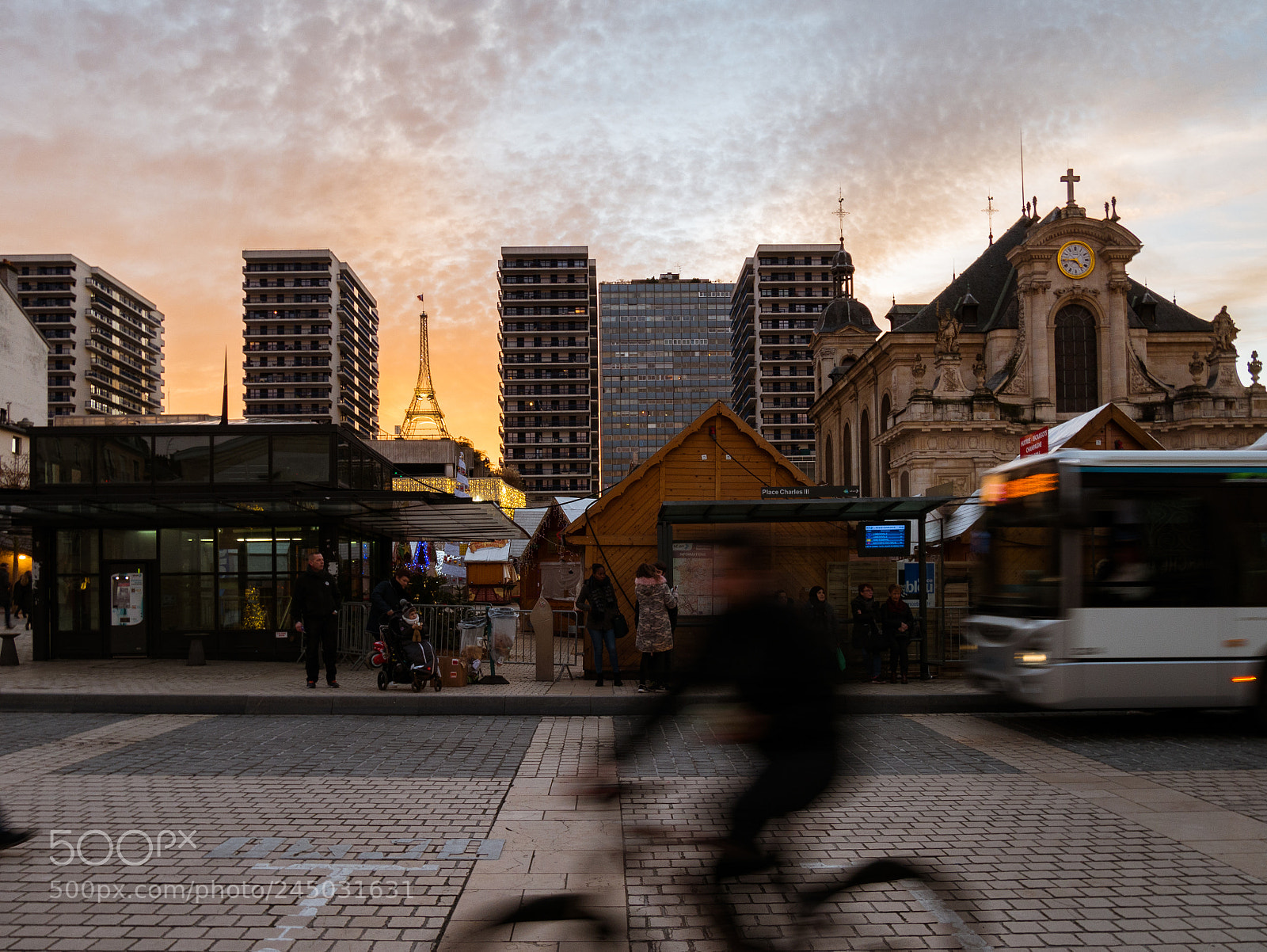 Panasonic Lumix DMC-G7 sample photo. Le velo, le bus photography