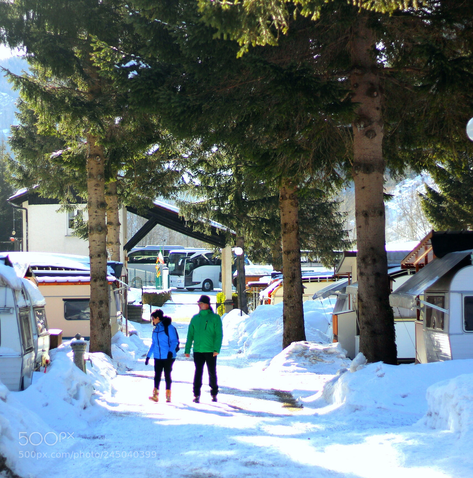 Canon EOS 1300D (EOS Rebel T6 / EOS Kiss X80) sample photo. People on the snow photography