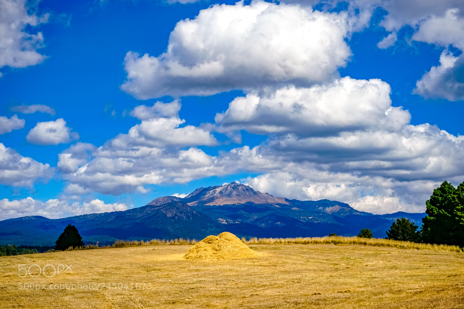 Sony a6300 sample photo. Haystack matching the volcano photography