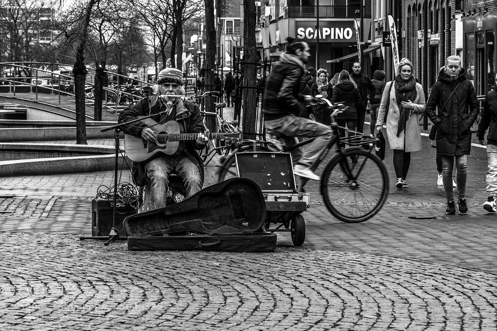 Olympus OM-D E-M10 III sample photo. Street musician photography